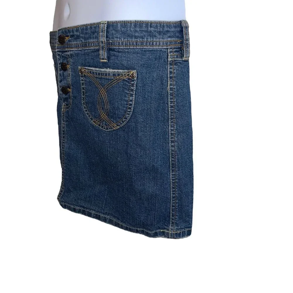 Old Navy features 	•